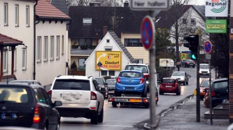 Der dichte Verkehr auf der B300 ist eine große Belastung für die Anwohner in Diedorf.  	