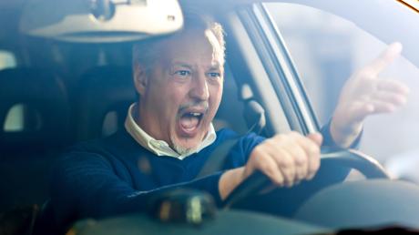 Schimpfend und drängelnd am Steuer: Die Menschen verhalten sich im Verkehr immer aggressiver, sagt Psychologe Edgar Rümmele.