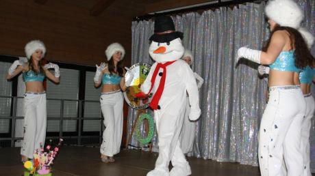 Tolle Kostüme und gute Laune – die Jugendtanzgruppe der Narrneusia mit Eisprinzessinnen und einem tanzenden Schneemann beim Ball für Menschen mit Behinderungen in Neusäß. 	