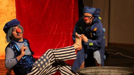 Die wasserscheue Wasserclownstochter Pina Aquamarina erlebt im gleichnamigen Theaterstück beim Eukitea-Theaterfasching in Diedorf lustige Abenteuer. Gespielt werden sie von Sandra Pagany (rechts) und Giorgio Buraggi. 	