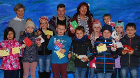 Bei der Zehnjahresfeier des Fördervereins gab es einen Luftballonwettbewerb. Das Bild zeigt Kinder, deren Karten zurückgesandt worden sind. 	