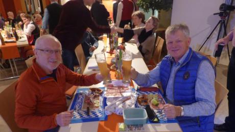 Heinz Griesser und Josef Schmid nutzten die Gelegenheit, um beim Bierabend „Hellesluja“ in ihren Geburtstag beziehungsweise Namenstag hinein zu feiern.
