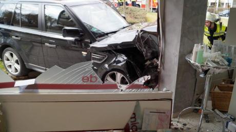 Ein 79-jähriger Autofahrer war vor einem Jahr in die Verkaufsfläche eines Kosmetikgeschäfts am Neusässer Schmutterpark gekracht. 