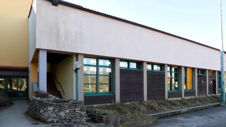 Die Fassade und die Fenster der Schulturnhalle in Gessertshausen sollen erneuert werden. 	