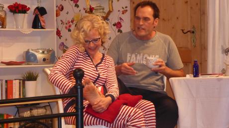 Viele lustige Szenen gab es für die Besucher bei der Komödie der Theatergruppe Westheim. Hier lässt sich Charly (Michael Hollerauer) von seiner Flamme Adele (Heike Hartmann) gerne seine Füße verwöhnen. 	
