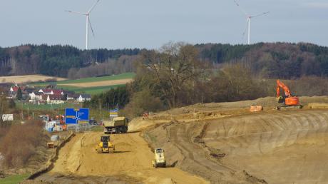 Südlich der Autobahn in Zusmarshausen haben die Erschließungsarbeiten für das Gewerbegebiet Geisweghülle begonnen. 