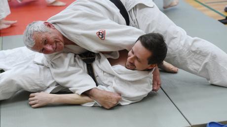 Friedrich Wetzel (oben) brachte  Sven Koukal ein paar Judo-Kniffe bei.