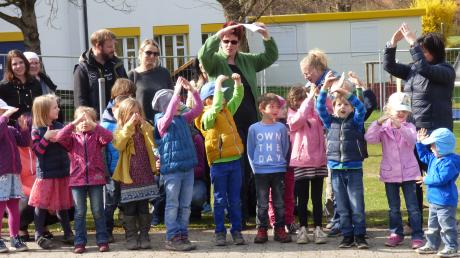 Die Kinder des Kindergartens Pusteblume umrahmten den Spatenstichs mit dem passenden Lied von den fleißigen Handwerkern.