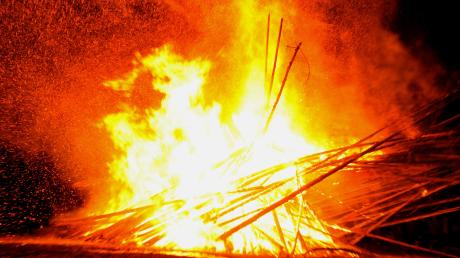 Spektakel auf dem Thiehauptener Kreuzberg: Meterhoch stiegen die Flammen des Jaudusfeuer in den Himmel. Nach rund 20 Minuten fiel der 15 Meter hohe Holzstapel in sich zusammen. 