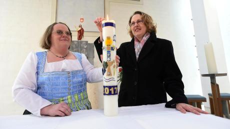 Susanne Hurler und Simone Götzfried (von links) zeigen ihre selbst gemachte Osterkerze.