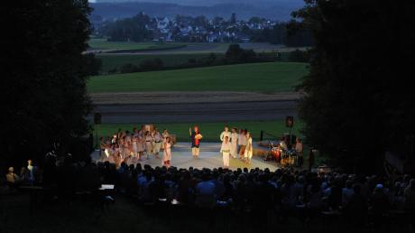 2014 zeigte das Diedorfer Theaterensemble Eukitea auf der Anhauser Waldbühne das Stück „Die Vögel“. In diesem Sommer nun erzählt das neue Stück „Frieden ist!“ von Menschen, die sich auf den Weg machen, den Frieden zu finden.