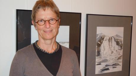 Karin Pritsch greift in ihrer Freizeit selbst zum Pinsel – sie malt Aquarelle. Unser Bild zeigt sie mit einer ihrer Arbeiten. 	