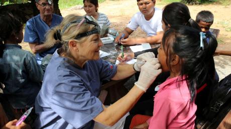 Die Zahnärzte Pauline Lehmann und Wulf Lehmann aus Aystetten sind seit 2009 Mitglieder der „Cambodia Child Aid“ und behandeln Kinder in Kambodscha. „Mund auf“ können sie inzwischen auch in der Landessprache sagen. 