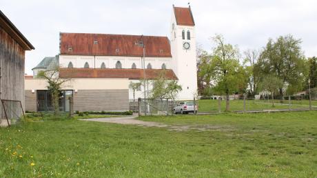 Auf diesem Grundstück im Klostergarten in Thierhaupten soll in unmittelbarer Nachbarschaft zur Kindertagesstätte ein Seniorenheim entstehen. 