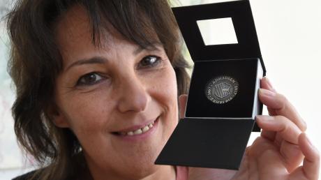 Feinstarbeit zum Jubiläum: Susanne Kreuzer hat zur 950-Jahr-Feier von Anhausen eine Münze entworfen. 