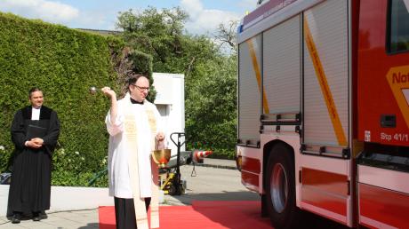Pfarrer Markus Schrom weihte gemeinsam mit Pfarrer Christian Agnethler das neue Steppacher Löschgruppenfahrzeug ein. 	
