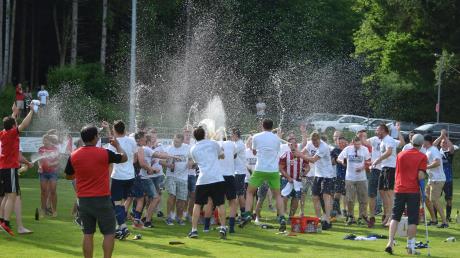 Mit Sekt- und Bierduschen feierten Spieler und Fans des SSV Anhauen die Meisterschaft in der Kreisklasse Nordwest.
