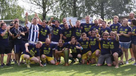 Der SV Ehingen-Ortlfingen hat mit einem Sieg am letzten Spieltag den Meistertitel in der A-Klasse Nordwest aufgrund des besseren direkten Vergleiches mit dem punktgleichen SC Biberbach unter Dach und Fach gebracht. Traditionell wurde darauf aus einem alt-ehrwürdigen Pokal angestoßen.