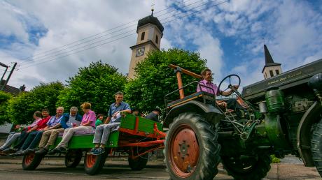 Ein Teil der Wegstrecke legten die Preisrichter in Ellgau mit alten Traktoren zurück. 	