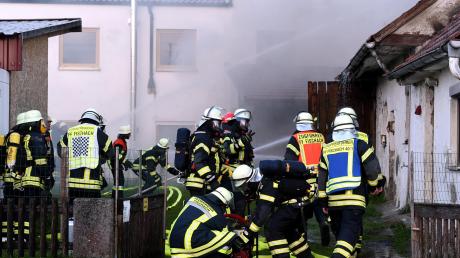 Nach dem Brand in einem alten Hof im Fischacher Ortsteil Willmatshofen sind die Ermittlungen eingestellt worden. Wie das Feuer entstand, wird ungeklärt bleiben. 