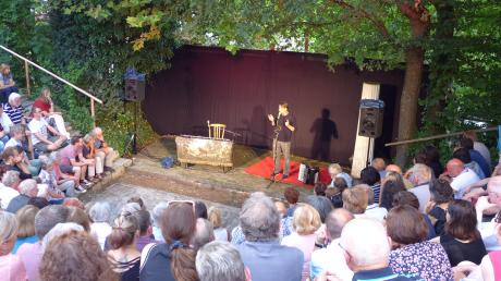 Stürmisch war der Auftritt des Kabarettisten Andreas Rebers in Heretsried. Und das hatte nicht nur mit dem Wetter zu tun. 	