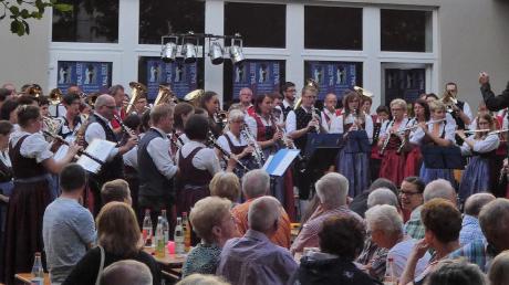 Das große Finale mit der Lechtalserenade vereinte alle drei Musikkapellen in Ellgau und brachte es so auf eine stattliche Anzahl Musiker. 	