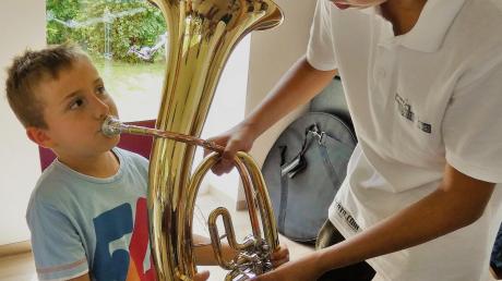 Es ist gar nicht so leicht, dem Tenorhorn einen Ton zu entlocken. Das konnten die Kinder beim Tag der Jugend des Musikvereins Ellgau feststellen. 	