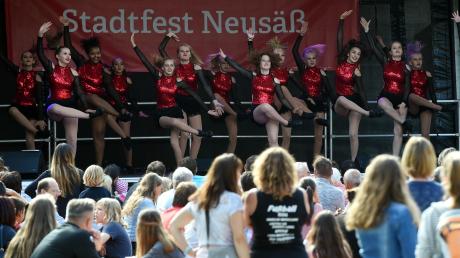 Die jungen Frauen vom Tanzsportzentrum Augsburg sorgten für Schwung auf der Bühne des Neusässer Stadtfestes. Trotz eher kühler Temperaturen kamen die Besucher am Abschlusswochenende zahlreich. 