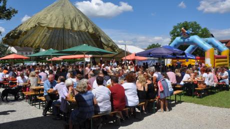 Die vielen Besucher des Gartenfests des Musikvereins Westendorf genossen Ochs am Spieß und fröhliche Blasmusik. 	