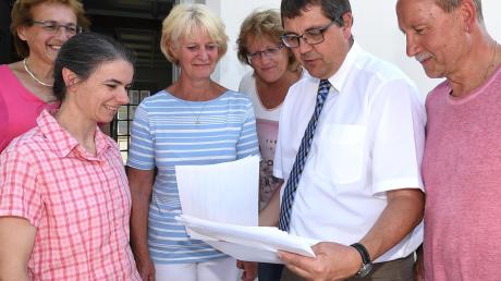 Horgaus Bürgermeister Thomas Hafner (Mitte) nahm gestern die Unterschriftenliste für das Bürgerbegehren entgegen. Die Helfer (von links) Marlene Seibold, Sonja Grolig, Claudia Schmid und Siegfried Schmid sind zufrieden. 	