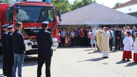 Pater Norman, Leiter der Pfarreiengemeinschaft Nordendorf, segnete am Ende des Festgottesdienstes die beiden neuen Fahrzeuge der Freiwilligen Feuerwehr Nordendorf. 	