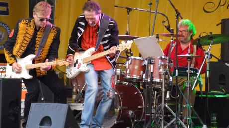 Beim Ustersbacher „Bier.Sommer.Festival“ kamen unterschiedliche Musikrichtungen zum Zug. Das Trio „Ohne F“ servierte beispielsweise dynamischen Deutsch-Rock.