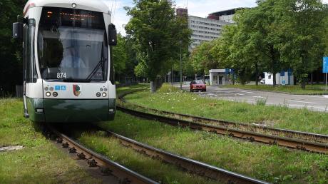 Soll die Straßenbahn vom bisher geplanten Haltepunkt Klinikum Augsburg bis nach Neusäß verlängert werden? Diese Frage wird zurzeit diskutiert. 	 	