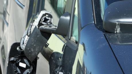 Den Außenspiegel eines Mercedes A-Klasse hat ein Unbekannter in Leitershofen beschädigt. 