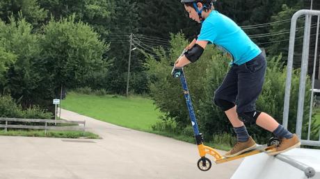 Freie Fahrt auf der neuen Skateranlage in Aystetten: Oliver aus Innsbruck, der bei seinen Großeltern Urlaub macht, ist begeistert.