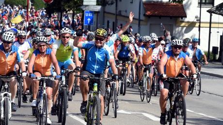 Geplagt von der Hitze, aber durchaus glücklich: 1100 Radler haben die dritte Etappe der BR-Radltour absolviert. Vorne dran Gersthofens Bürgermeister Michael Wörle (gelber Helm).