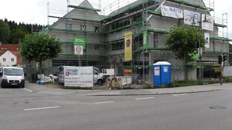 Es gab lange Diskussionen in Aystetten, sogar einen Bürgerentscheid, doch inzwischen ist der Bau auf dem Rössle-Areal weit fortgeschritten. Thomas Puschak, Bauträger aus Augsburg, errichtet in der Ortsmitte ein Wohn- und Geschäftshaus.