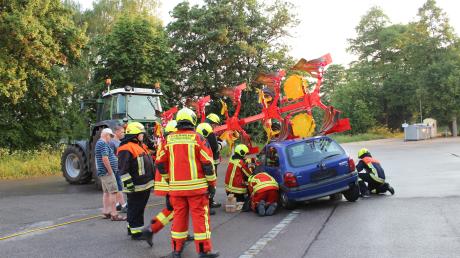 Ein Auto rast in einen Pflug. Die Rettung des Unglücksfahrers übten Mitglieder der Freiwilligen Feuerwehr Nordendorf. 	