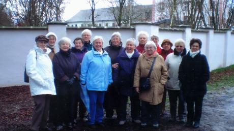Sigrid Lohrmann gründete vor 35 Jahren in Neusäß die Frauenwandergruppe, die seitdem bei Wind und Wetter unterwegs war. Jetzt feierte sie mit ihren Wanderfreundinnen ihren 80. Geburtstag. 