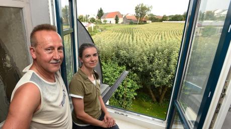 Die Nachbarn Sonja Grolig und Siegfried Schmid wohnen in der Kirchstraße. Zurzeit schauen sie aus dem Fenster noch auf ein Maisfeld. Auf dem Gelände könnte ein Wohngebiet mit Mehrfamilien- und Reihenhäusern entstehen. 