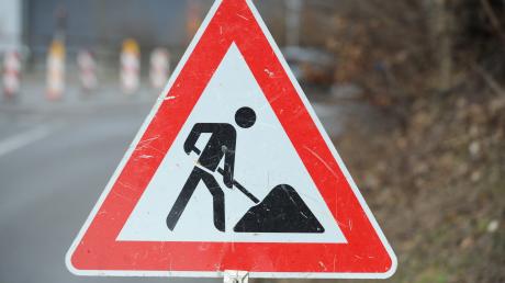 Im Landkreis Landsberg wird die Staatsstraße zwischen Pestenacker und Neuweil wegen Sanierungsarbeiten gesperrt.
