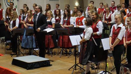 Die Musiker des Bezirksjugendorchesters und ihr musikalischer Leiter Philipp Kufner. 	 	
