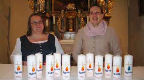 Stolz präsentieren Susanne Hurler (links) und Mesnerin Simone Götzfried (rechts) die neuen Kerzen für die Pfarrkirche St. Ulrich. 	Foto: Rosmarie Gumpp