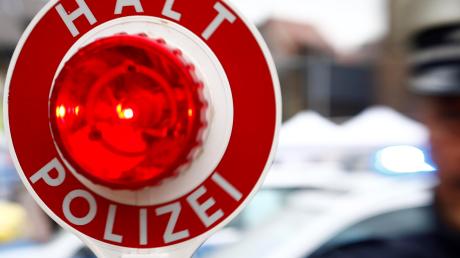 Die Polizei musste nach einem Unfall vor Unterschöneberg kurzzeitig den Verkehr regeln. 