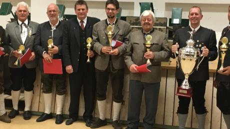 Die Vertreter der sieben teilnehmenden Schützenvereine mit den Pokalen der Vereinswertung. Für die Siegermannschaft aus Ellgau hält Sportleiter Jörg Schlembach den Wanderpokal in Händen.  	