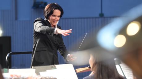 Ausdrucksstark, manchmal fast tänzerisch, dirigierte Diliana Michailov das Polizeiorchester Bayern in Horgau. Das Programm für das Benefizkonzert hatte sie unter dem Titel „Eine musikalische Promenade“ zusammengestellt. 