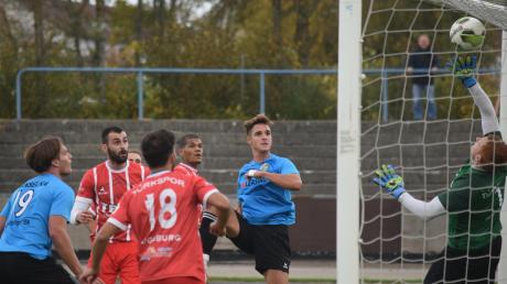 Mit zwei Kopfballtoren legte der SV Cosmos Aystetten den Grundstein zum 2:0-Sieg bei Türkspor Augsburg. Hier überwindet Emre Kurt Keeper Stefan Brunner zum 2:0. Beim ersten Treffer war Thomas Hanselka (links) erfolgreich.