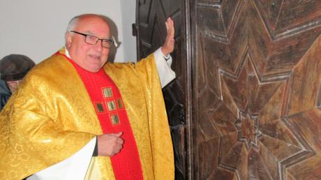 Mit drei Klopfzeichen bittet Pfarrer Karlheinz Reichhart um Einlass in die seit einem halben Jahr geschlossene Pfarrkirche St. Martin. 