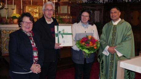Seit 25 Jahren ist Mathilde Schadl (Zweite von rechts) Mesnerin in Ehingen. Ihr wurde dafür gedankt von Kirchenpflegerin Centa Kratzer (links), Roman Margazyn vom Mesnerverband und Pater Norman. 	