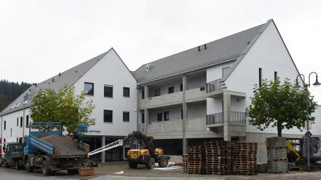 Das neue Wohn- und Geschäftshaus des Bauherrn Thomas Puschak im Aystetter Zentrum ist fertig. Es war anfangs umstritten. 	